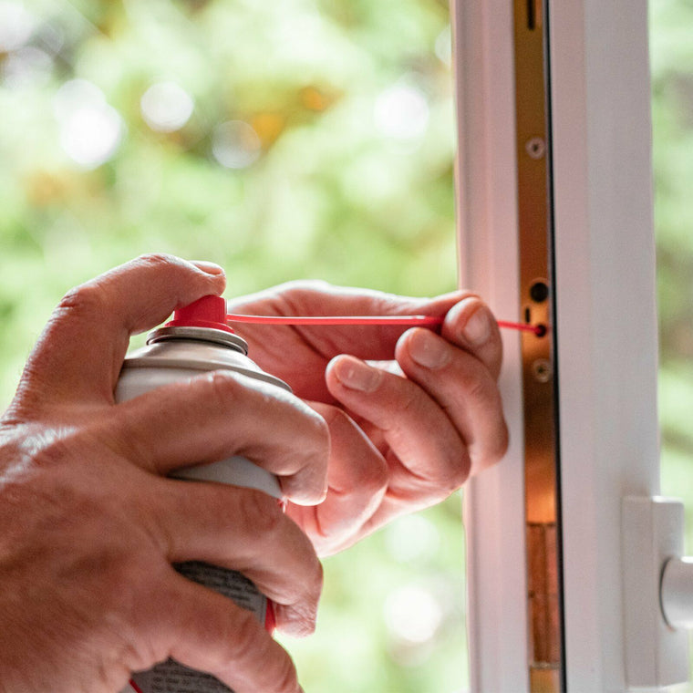 Fensterbeschlag wird geölt